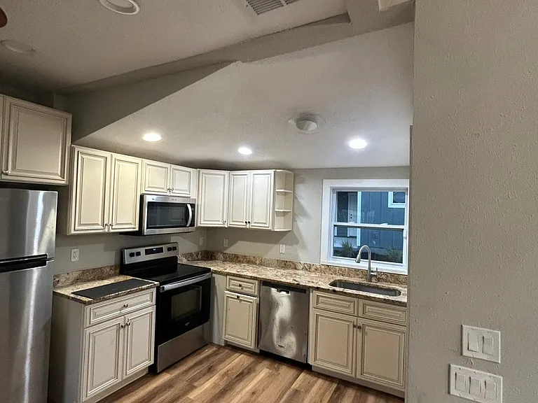 208 W Fox St — Photo 16