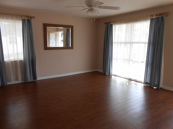 5th image of 2702 Larchmont St