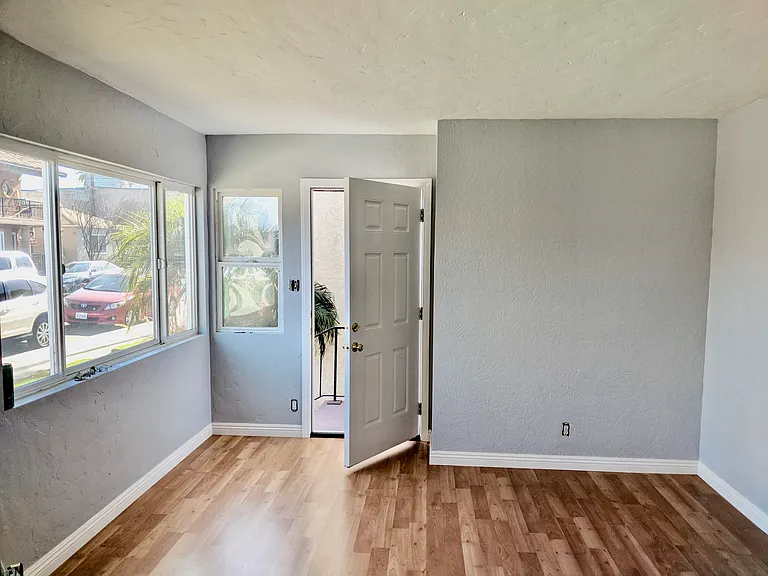 213 Corona Ave #A — Photo 2