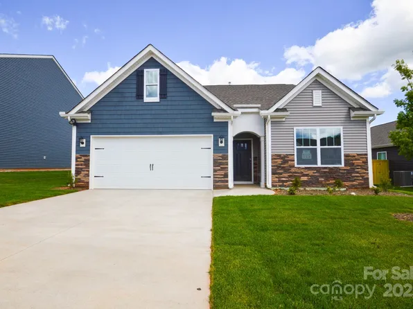 52 Woodvale Dr, Waynesville, NC 28786