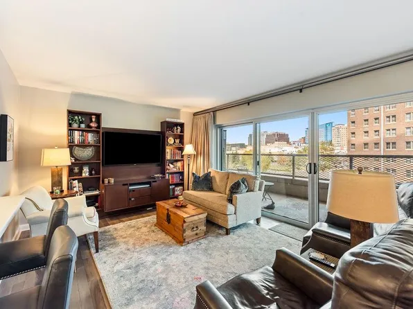 310 W 49th St APT A1, Kansas City, MO 64112