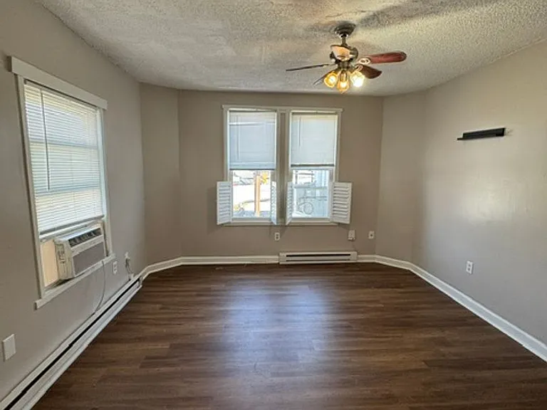 1332 Stevens Ave — Photo 3