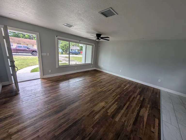 1014 Hayden Rd — Photo 2