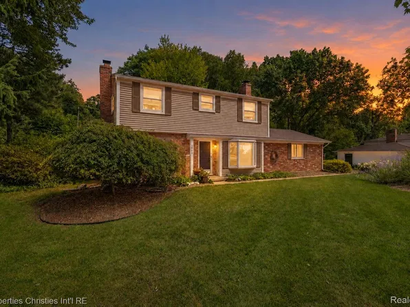 3560 Beach Rd, Troy, MI 48084