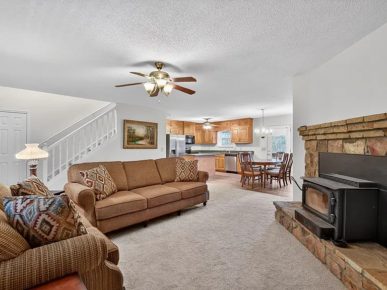 863 Woodland Dr — Photo 3