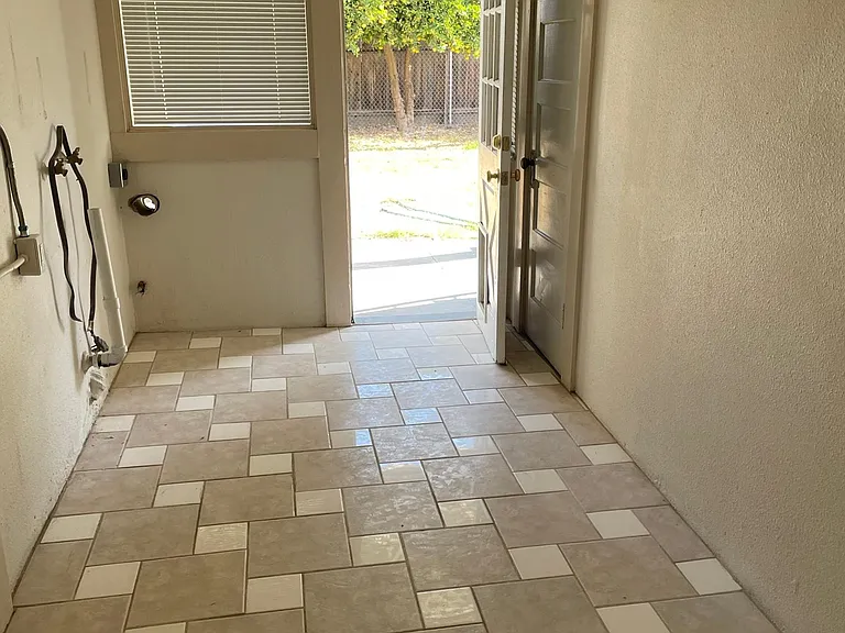 1342 N Van Ness Ave — Photo 11