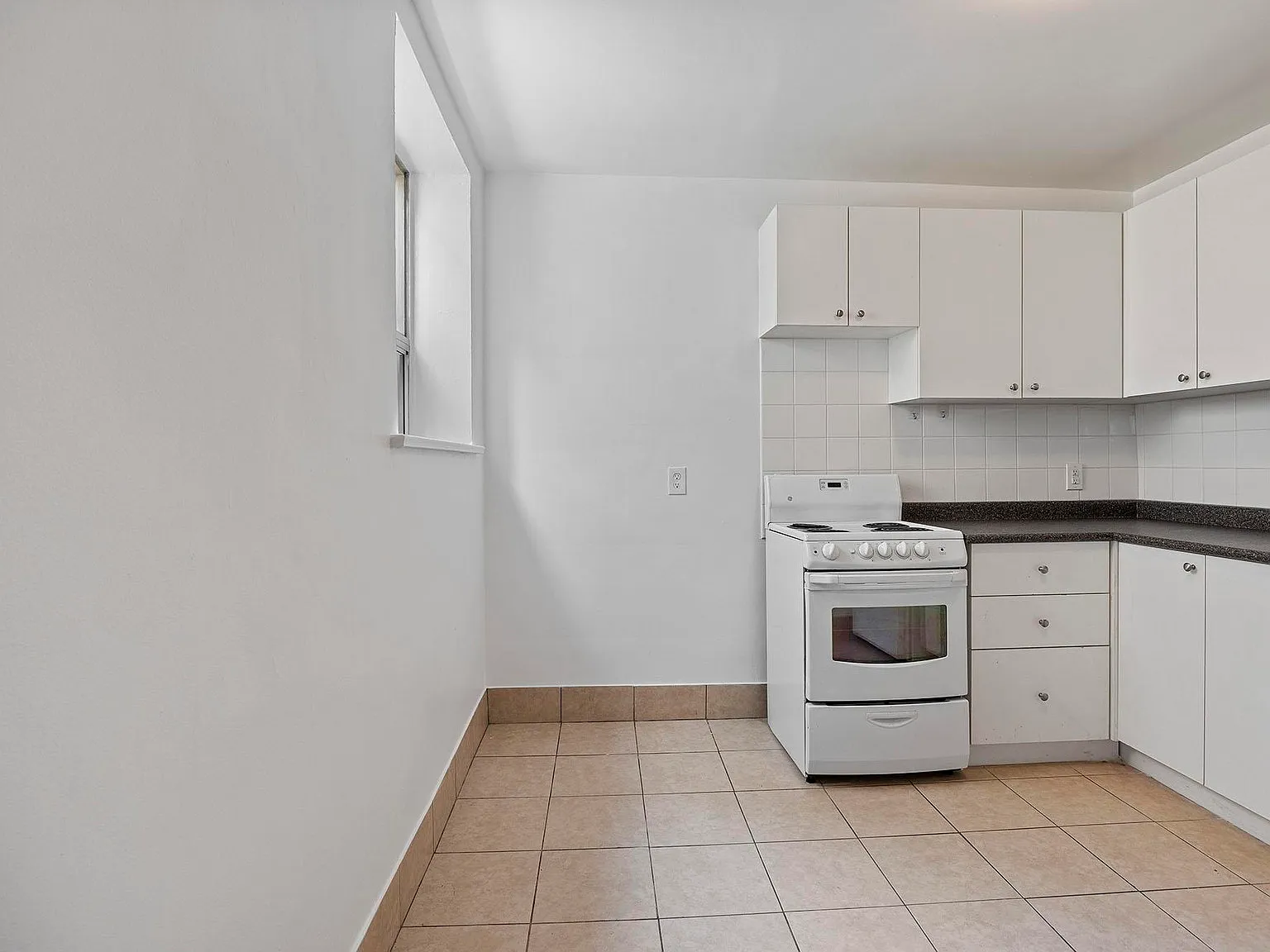 2903 Saint Clair Avenue East Toronto — Photo 4