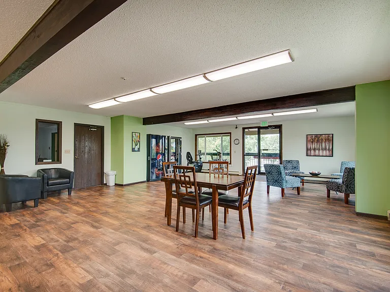 Marshall Square Apartments — Photo 11