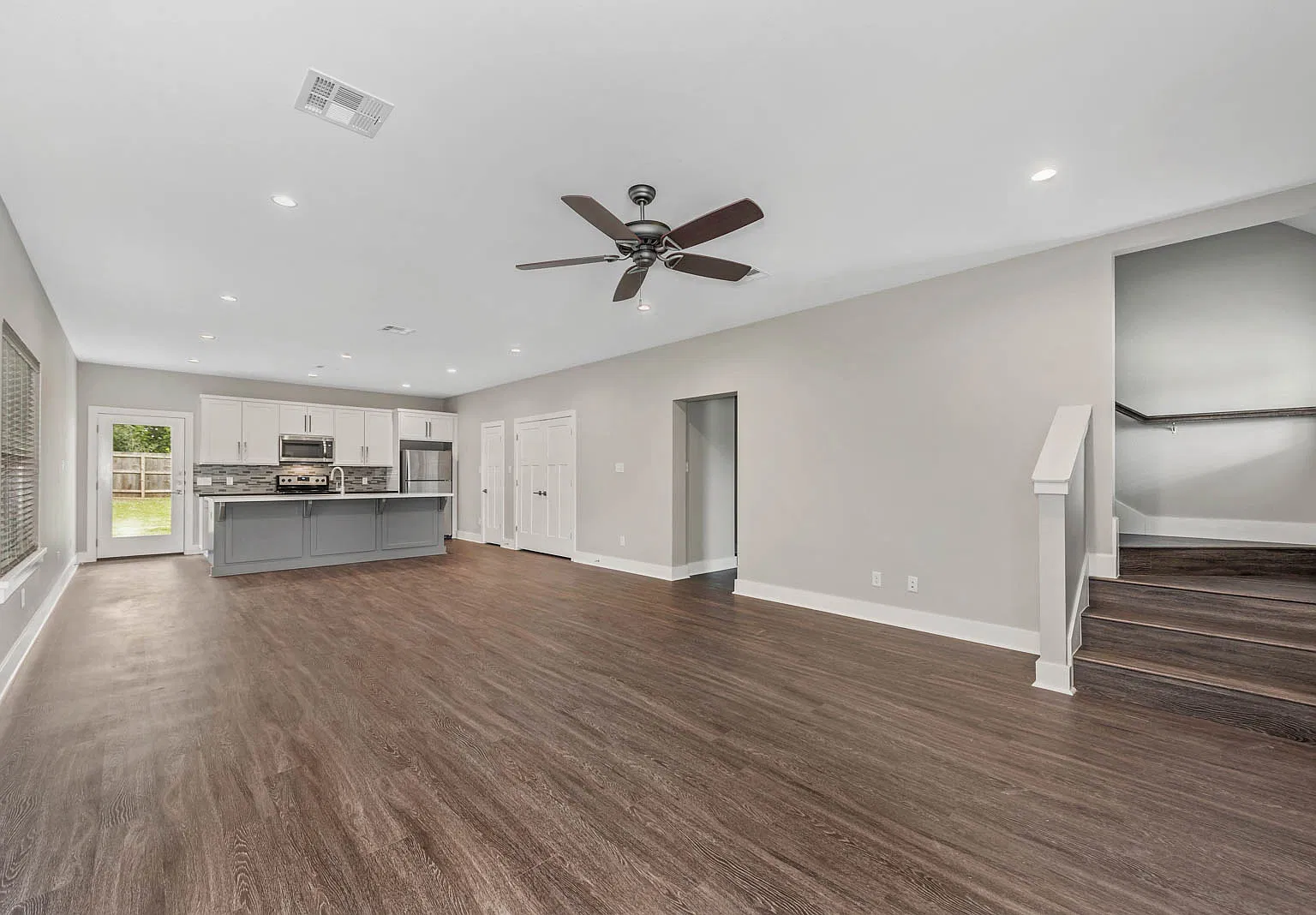 4 bed, 4.5 bath, 2100 sqft, $3,800 — Photo 2