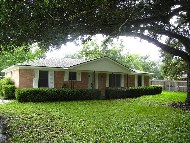 20811 Emerald St — Photo 1