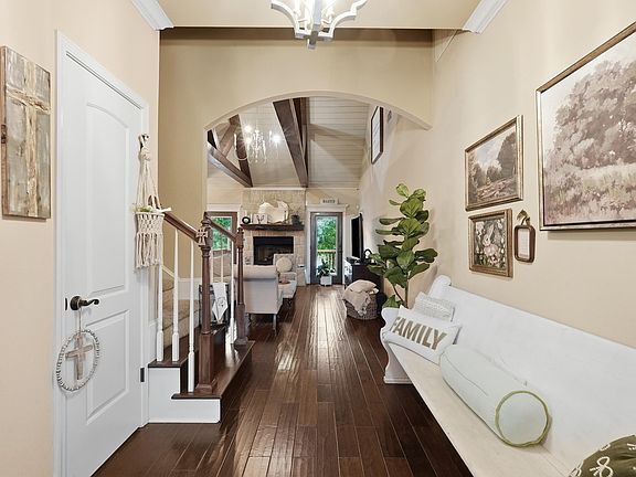 3rd image of 422 Eagle Rock Cir