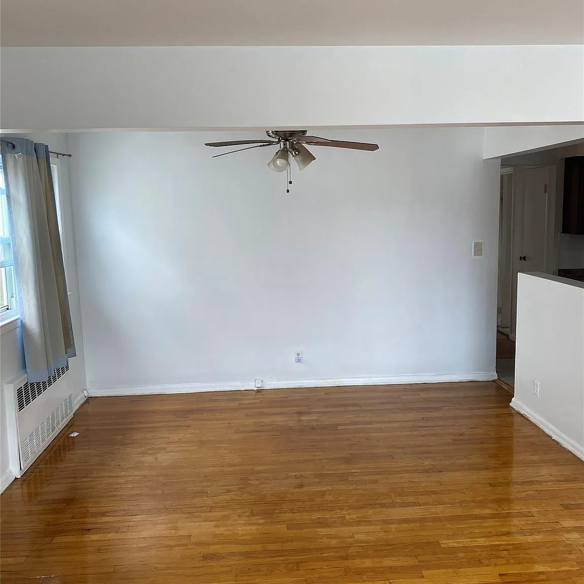 3 bed, 1.0 bath, 1100 sqft, $3,200 — Photo 3