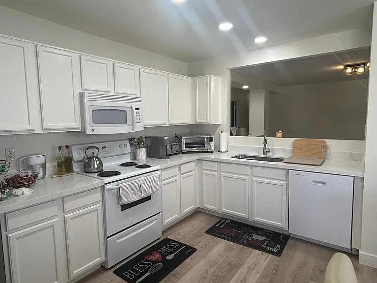 1722 W Amberwood Dr — Photo 2