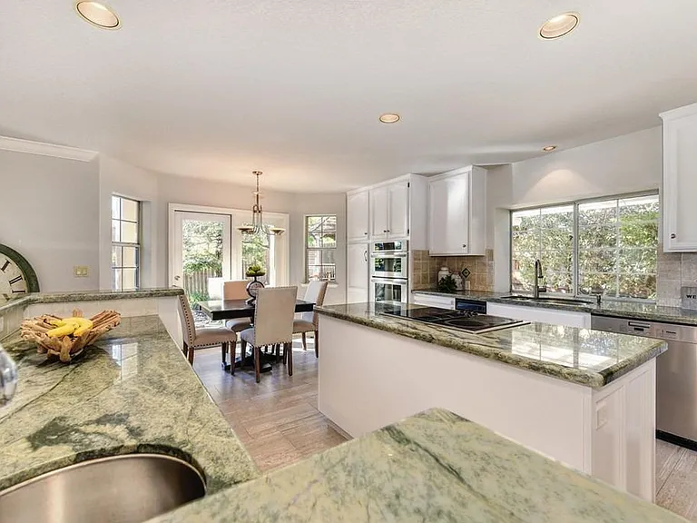 4650 Dorchester Ln — Photo 12