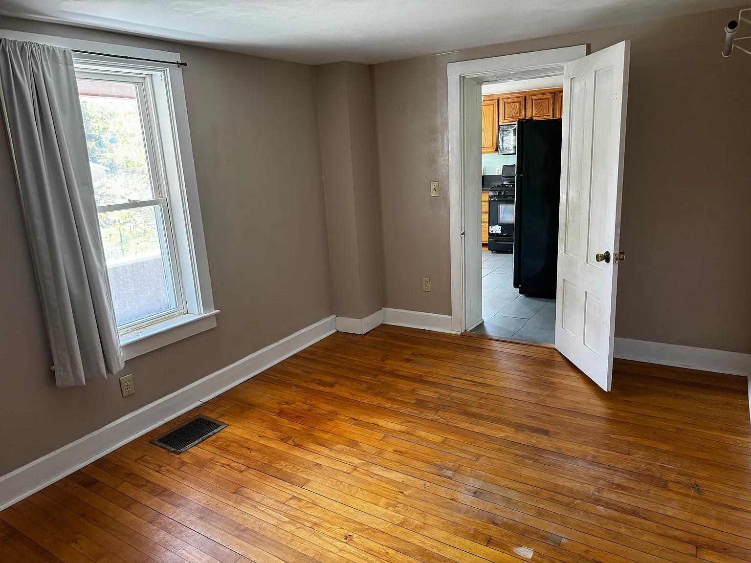3 bed, 2206 sqft, $933 — Photo 4