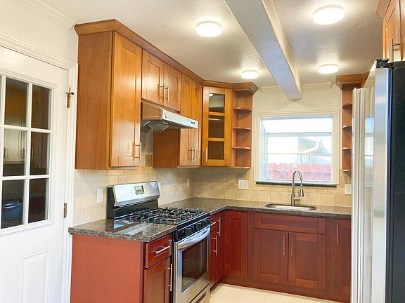 4th image of 1122 Berkeley Ave