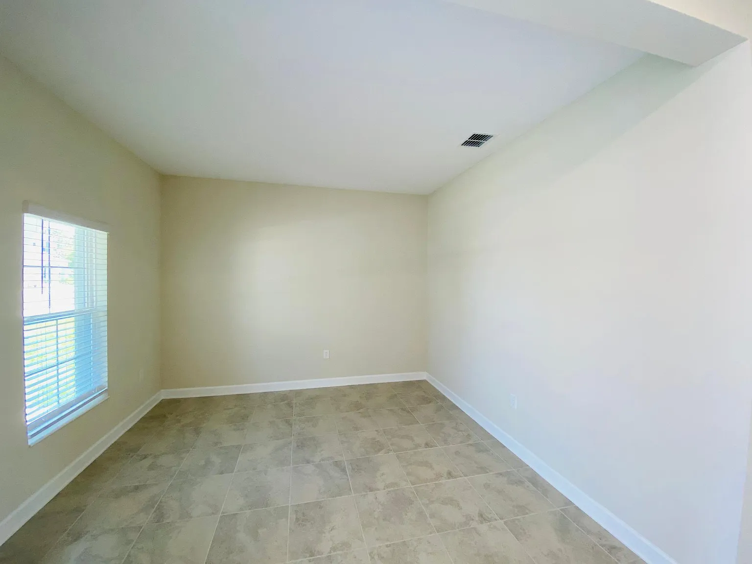 5 bed, 2676 sqft, $2,900 — Photo 3