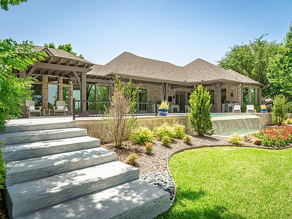 3rd image of 1005 Forest Lake Cir