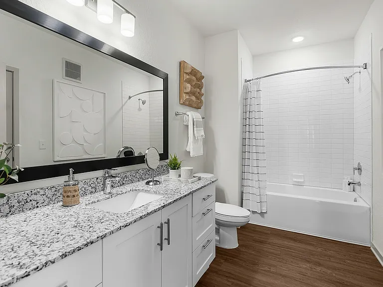 Experience the elegance of this modern bathroom, designed with sophistication and style in mind.
