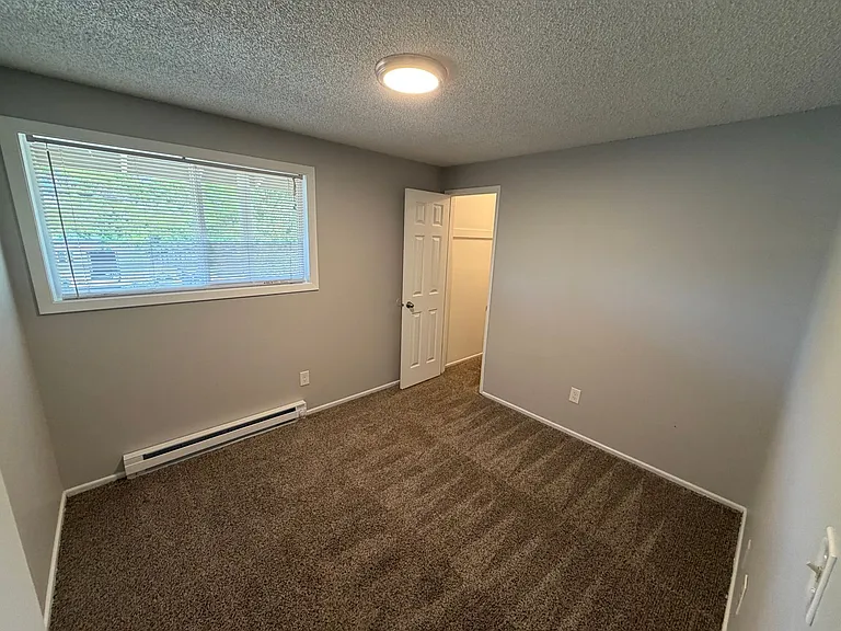 325 SW Academy St — Photo 3