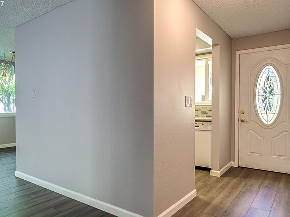 4th image of 822 NE 130th Ct