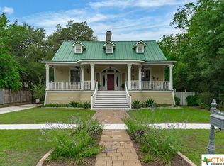 609 E Bowie St, Luling, TX 78648