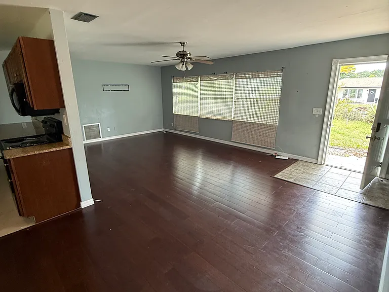 1833 Lombardy Dr — Photo 2