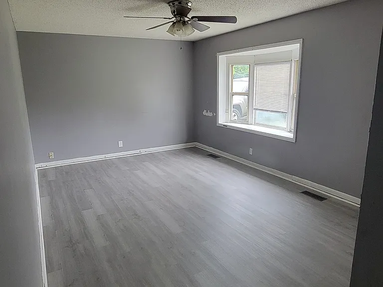 343 Paradise St — Photo 2