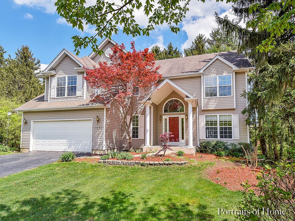 Welcome Home to Desirable Seasons Ridge! Winding Tree-lined Streets, Fishing Ponds, Park & Tennis wi