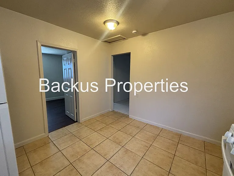 James St 516 — Photo 16