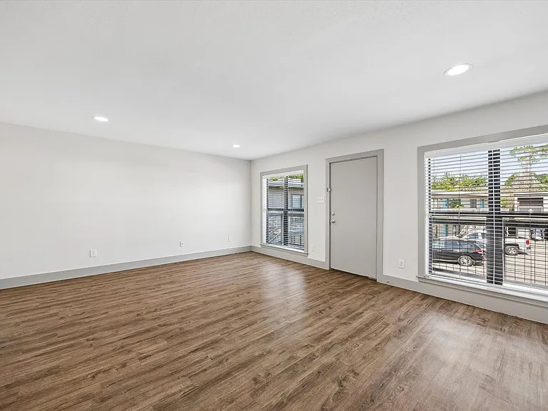 4300 Rosslyn — Photo 6