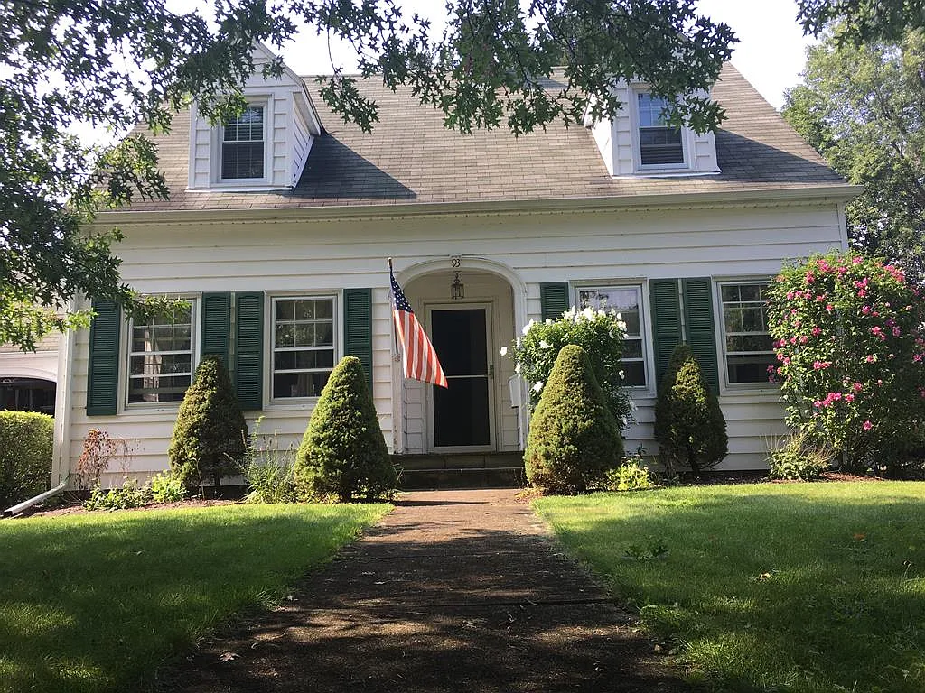 93 Evergreen Ave photo 1