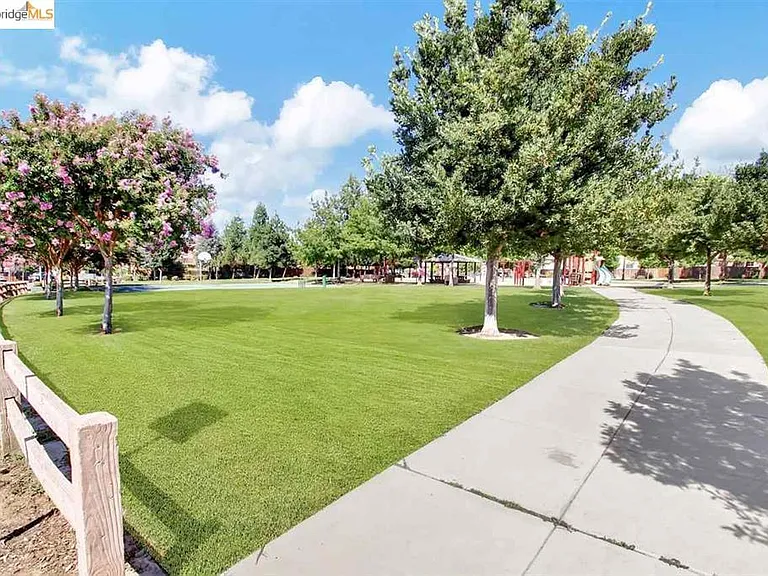 790 Yosemite Dr — Photo 34
