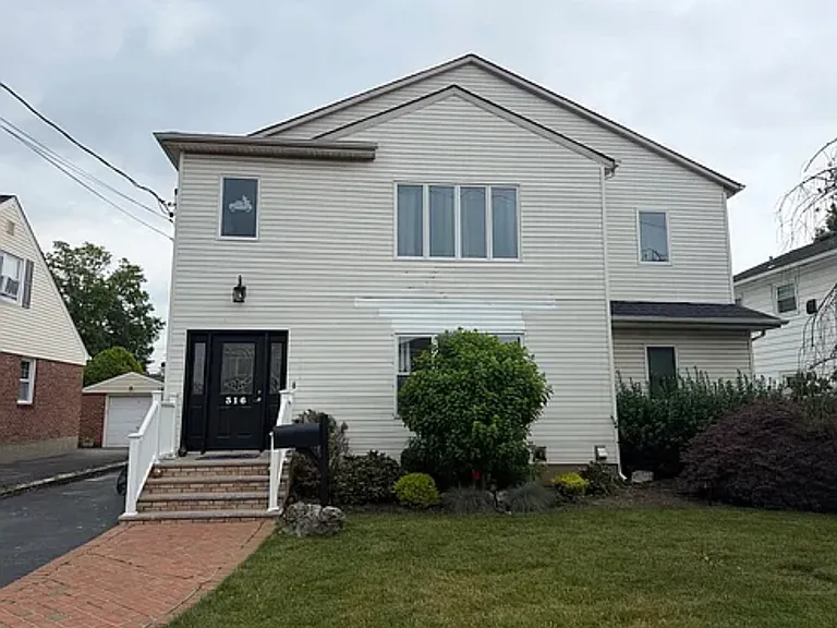 316 Euston Rd S #1 — Photo 1