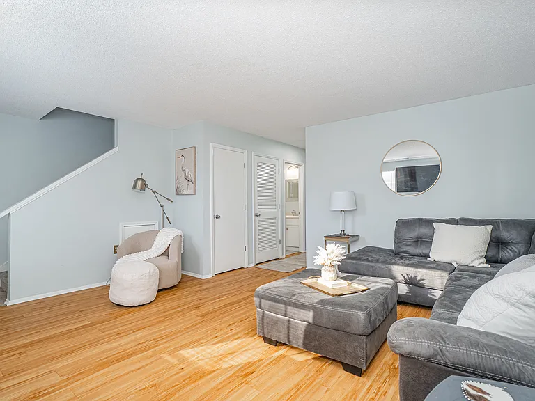 1019 Hulon Ln — Photo 2