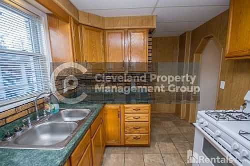 5th image of 1536 E 195th St