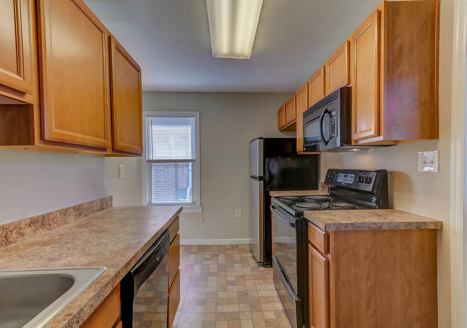 College Hill apartment in a quiet spot, fresh paint, modern kitchen, laundry — Photo 1