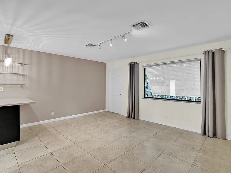 320 NE 1st Ave — Photo 11