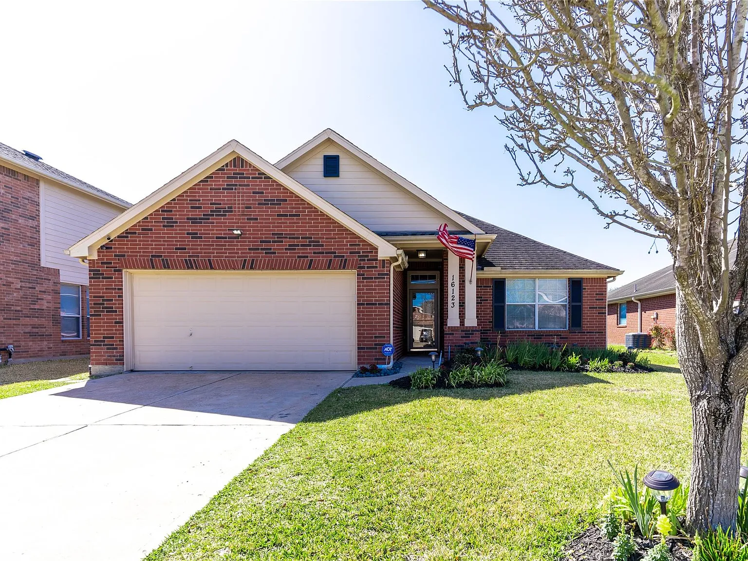 3 bed, 2.0 bath, 2409 sqft, $2,300 — Photo 2