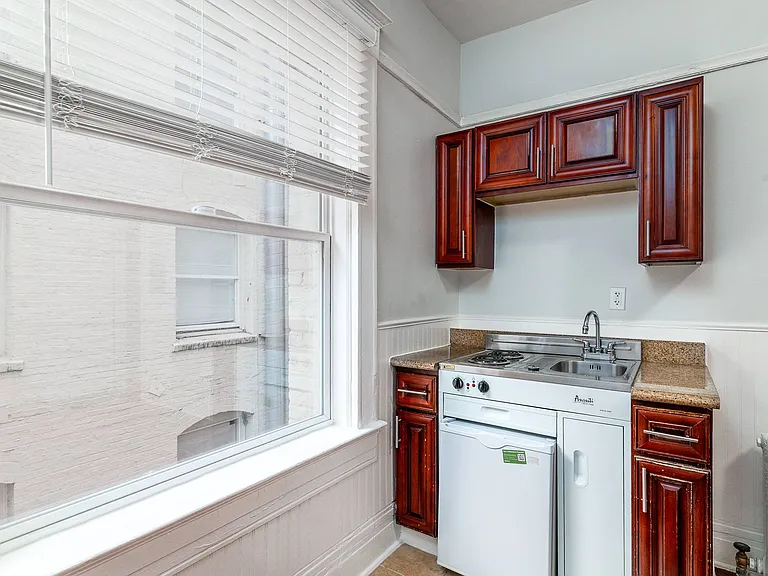 1008 Larkin — Photo 10