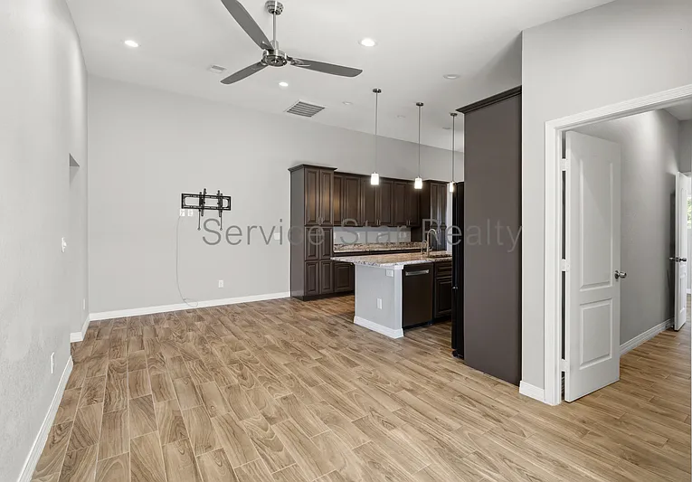 1558 W 5th St — Photo 9