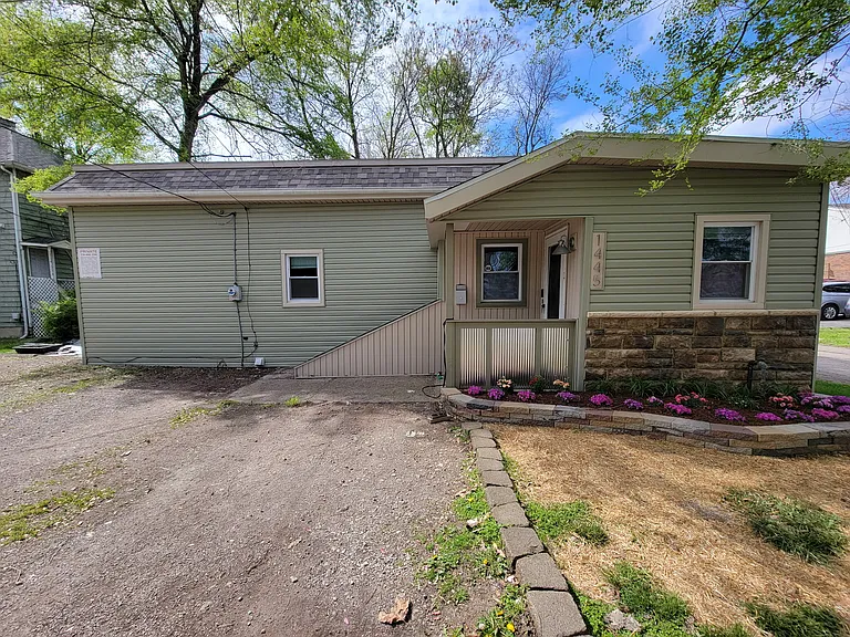 1445 Hunter Ave — Photo 1