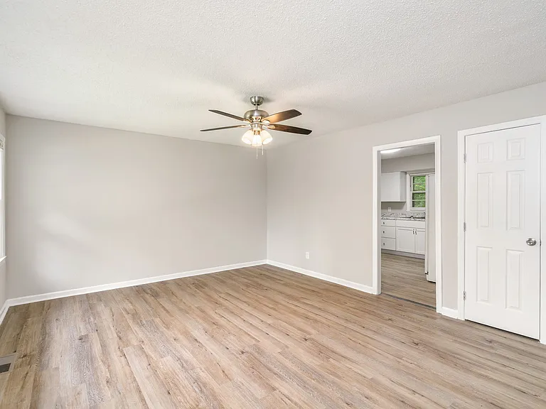 841 Farragut Ave — Photo 3
