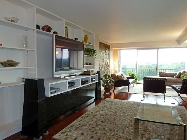 2nd image of 1010 Memorial Dr APT 5A