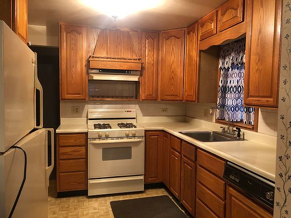 2nd image of 104 E South Park Dr
