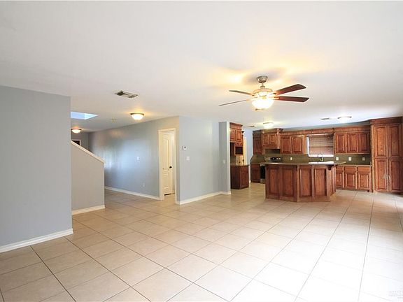 4th image of 2401 Palmetto Dr