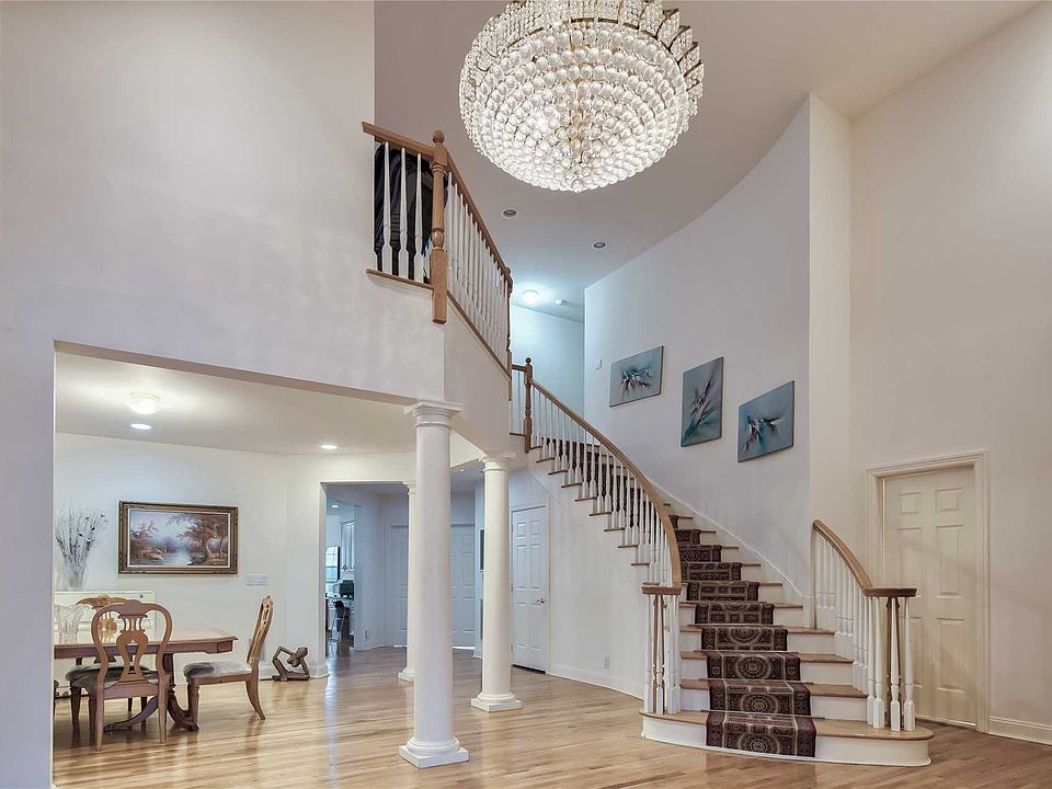 1st image of 28 Kensington Cir