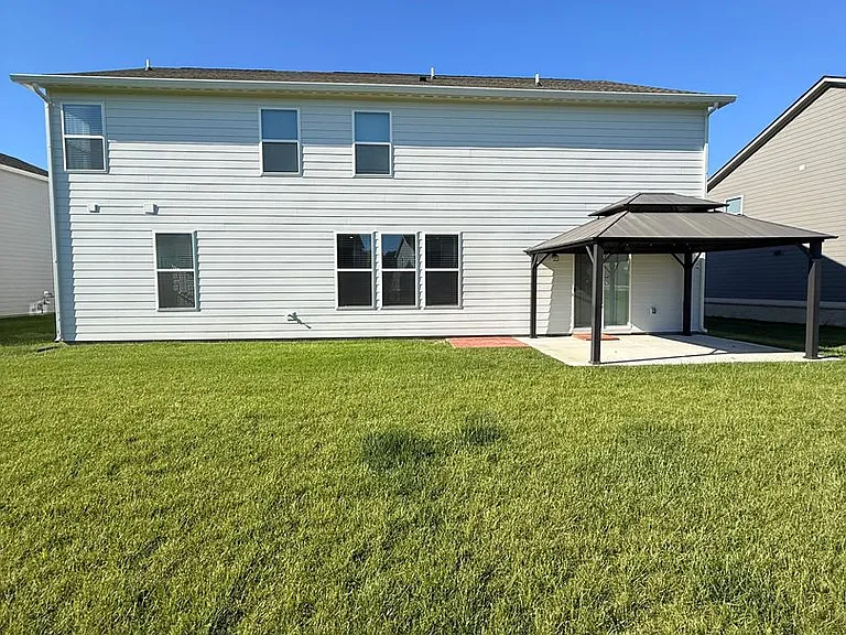 1046 Elmwood Ln — Photo 2