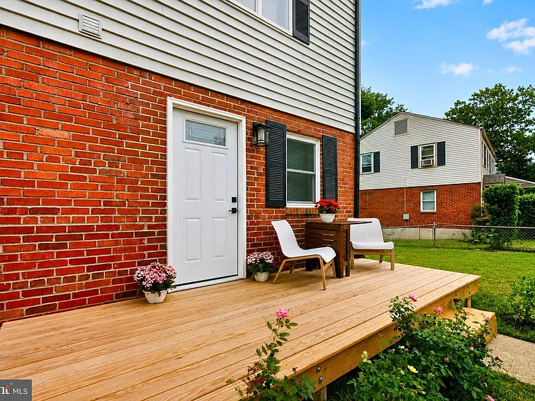 2218 Farrington Ave — Photo 4