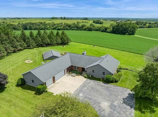 2076 Rogers Creek Rd, Ely, IA 52227